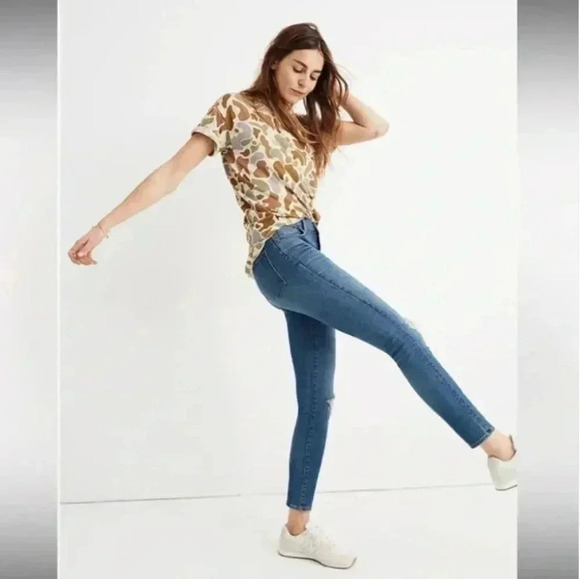 Mid-Rise Skinny Crop Jeans in Delmar Wash: Eco Edition - Picture 3 of 13